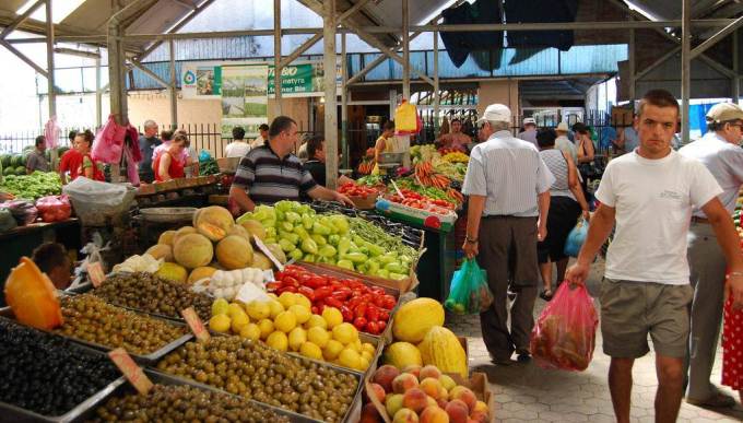 Banka e Shqiperise: 21 perqind e familjeve shqiptare blejne artikuj konsumi me liste